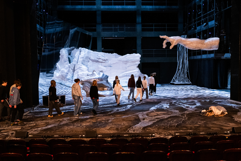 Wycieczka po teatrze „Scena nie jedna” dla uczennic i uczniów Szkoły Podstawowej nr 271 im. 11 Listopada w Warszawie, prowadzenie – Agnieszka Leśniak, edukatorka. Fot. Marta Ankiersztejn